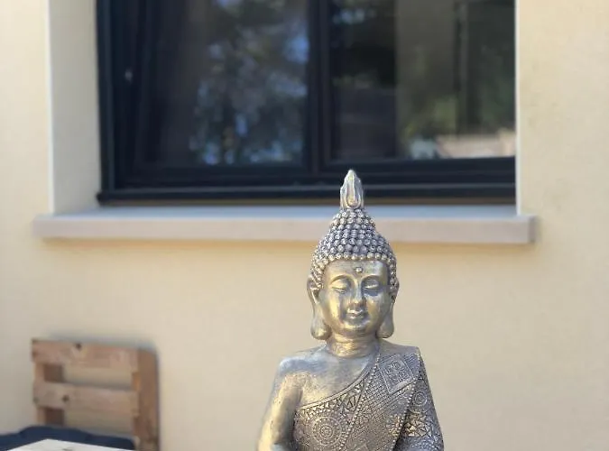 Charmante Maisonnette Avec Terrasse A 100m De La *